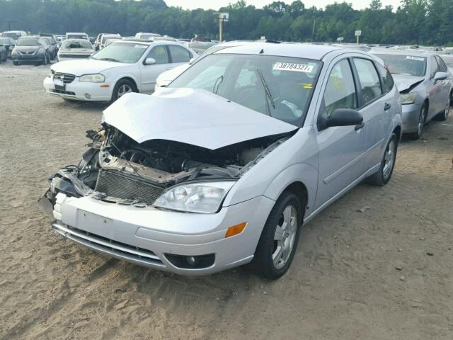 3FAFP37N95R113256 - 2005 FORD FOCUS ZX5 SILVER photo 2