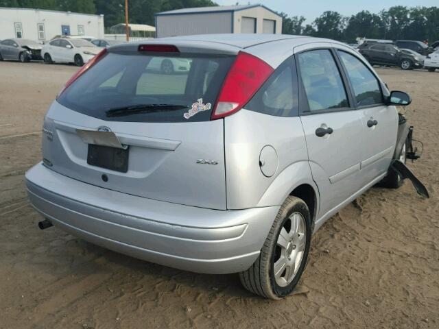 3FAFP37N95R113256 - 2005 FORD FOCUS ZX5 SILVER photo 4