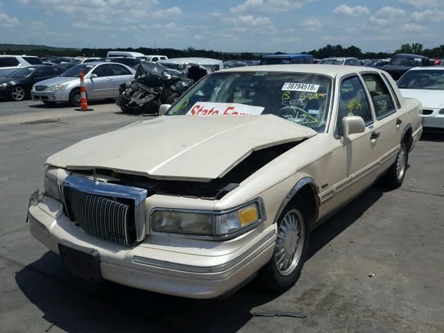 1LNLM83W3SY613357 - 1995 LINCOLN TOWN CAR C CREAM photo 2