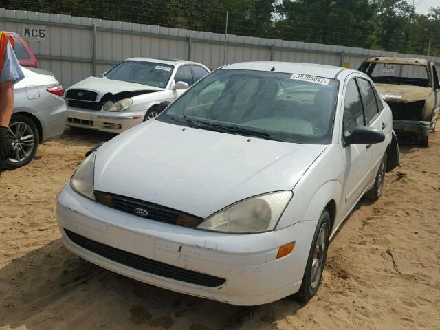 1FAFP34P9YW128802 - 2000 FORD FOCUS SE WHITE photo 2