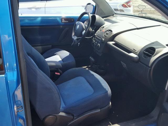 3VWGK31CX4M422358 - 2004 VOLKSWAGEN NEW BEETLE ლურჯი ფოტო 5