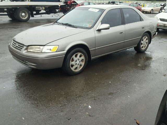 JT2BF28K2W0139167 - 1998 TOYOTA CAMRY LE GRAY photo 2