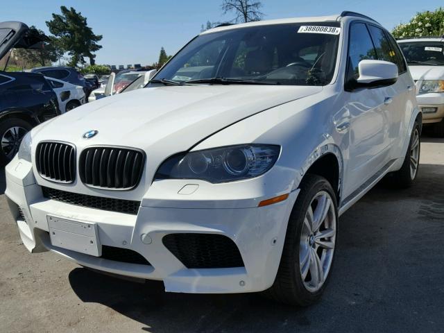 5YMGY0C58BLK27055 - 2011 BMW X5 M WHITE photo 2