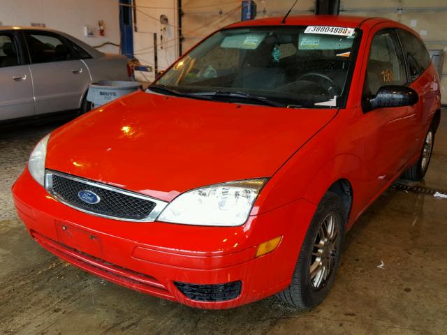 1FAFP31N56W182761 - 2006 FORD FOCUS ZX3 RED photo 2