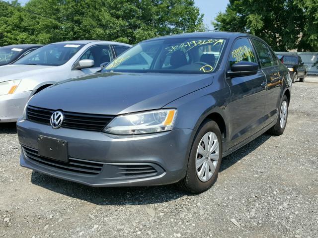 3VW2K7AJ4DM383170 - 2013 VOLKSWAGEN JETTA BASE Մոխրագույն լուսանկար 2