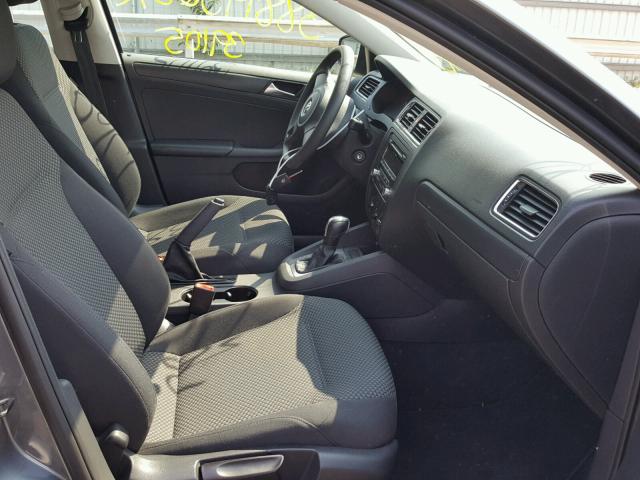 3VW2K7AJ4DM383170 - 2013 VOLKSWAGEN JETTA BASE Մոխրագույն լուսանկար 5