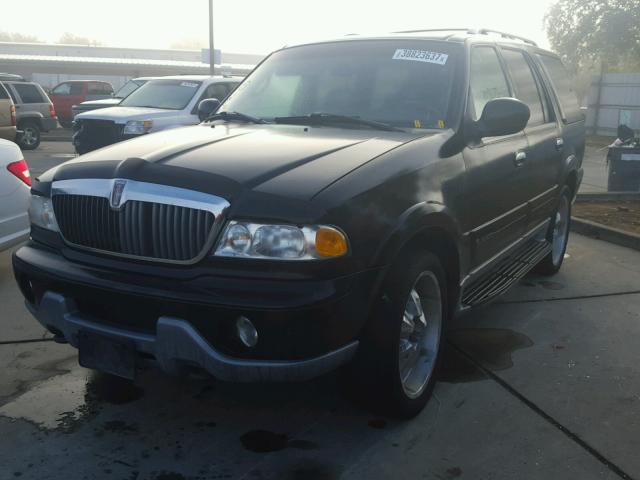 5LMFU28A5YLJ41298 - 2000 LINCOLN NAVIGATOR BLACK photo 2