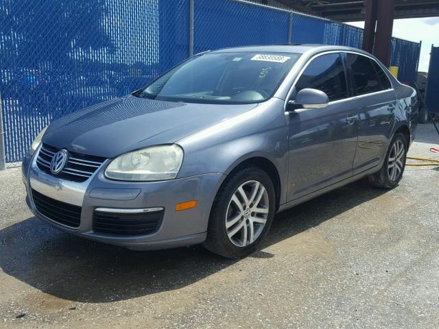 3VWDF71K35M615457 - 2005 VOLKSWAGEN NEW JETTA GRAY photo 2