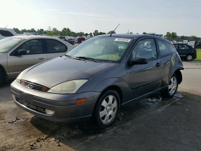 3FAHP31324R116627 - 2004 FORD FOCUS ZX3 GRAY photo 2