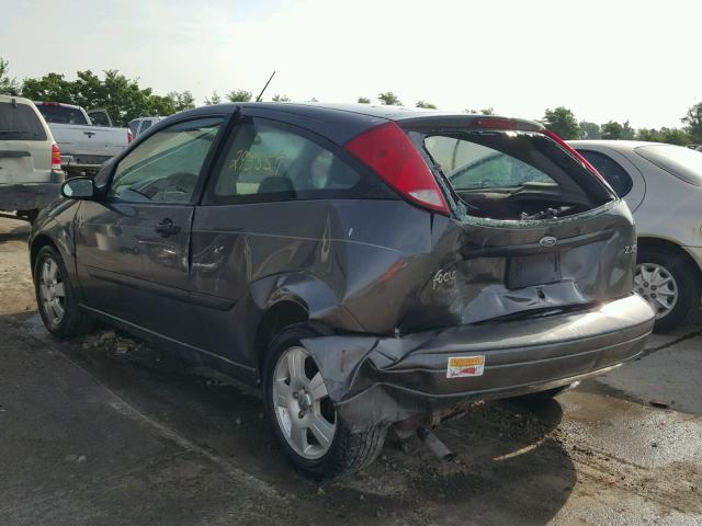 3FAHP31324R116627 - 2004 FORD FOCUS ZX3 GRAY photo 3