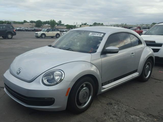 3VWJX7AT4DM605947 - 2013 VOLKSWAGEN BEETLE SILVER photo 2