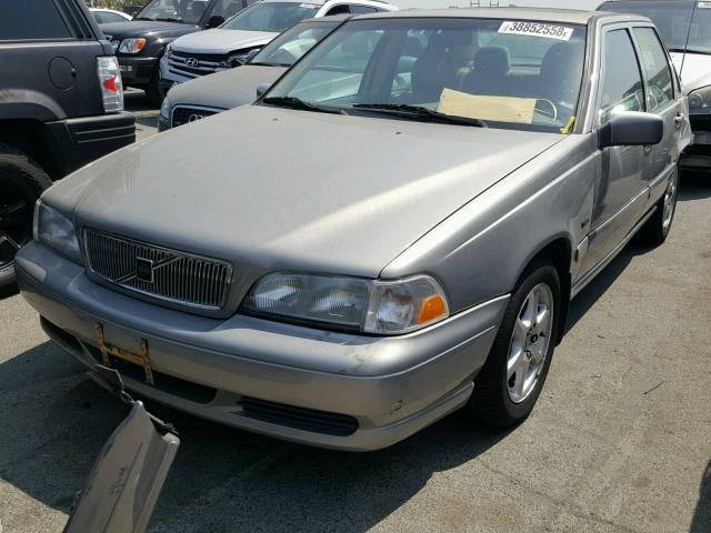 YV1LS5674W1505884 - 1998 VOLVO S70 GLT BEIGE photo 2