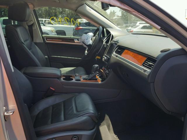 WVGEF9BP9DD011432 - 2013 VOLKSWAGEN TOUAREG V6 SILVER photo 5