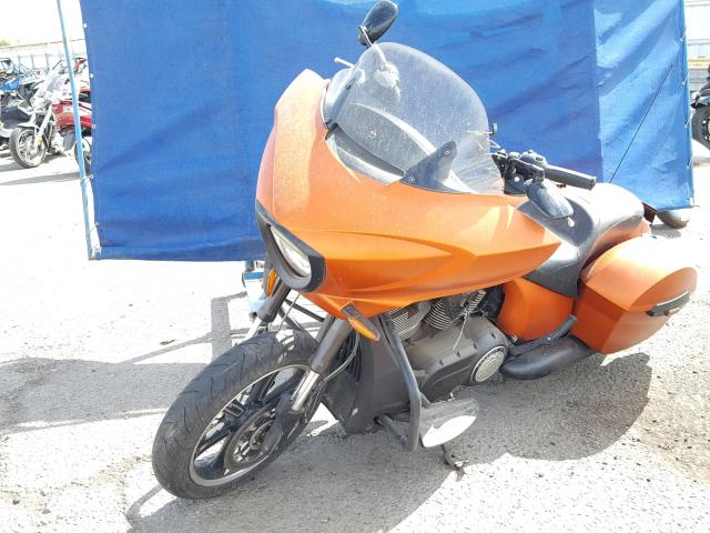 5VPDW36N6D3019131 - 2013 VICTORY MOTORCYCLES CROSS COUN Naranja foto 2