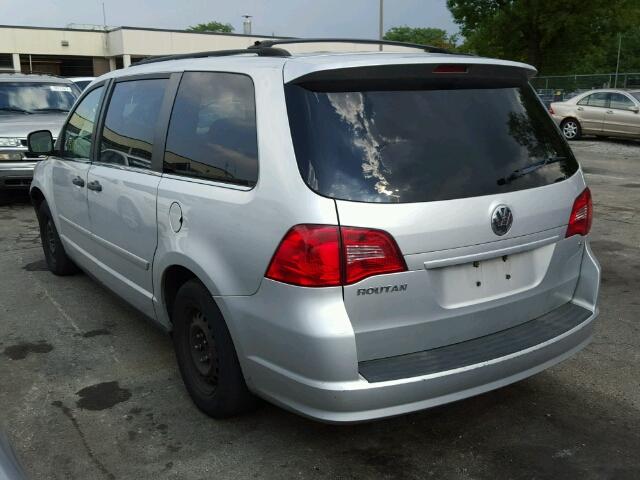 2V8HW44179R608178 - 2009 VOLKSWAGEN ROUTAN S SILVER photo 3