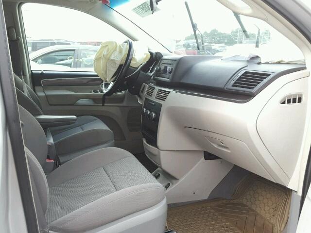 2V8HW44179R608178 - 2009 VOLKSWAGEN ROUTAN S SILVER photo 5