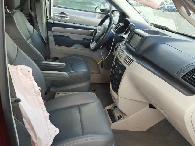 2C4RVABGXCR152080 - 2012 VOLKSWAGEN ROUTAN BURGUNDY photo 5