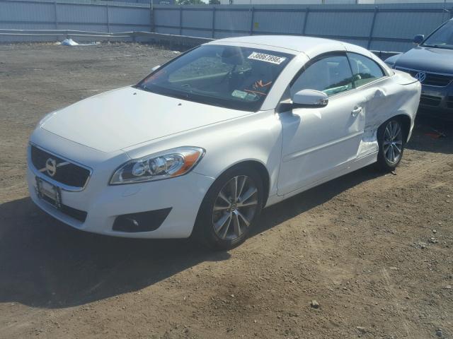 YV1672MC9CJ125304 - 2012 VOLVO C70 T5 WHITE photo 2