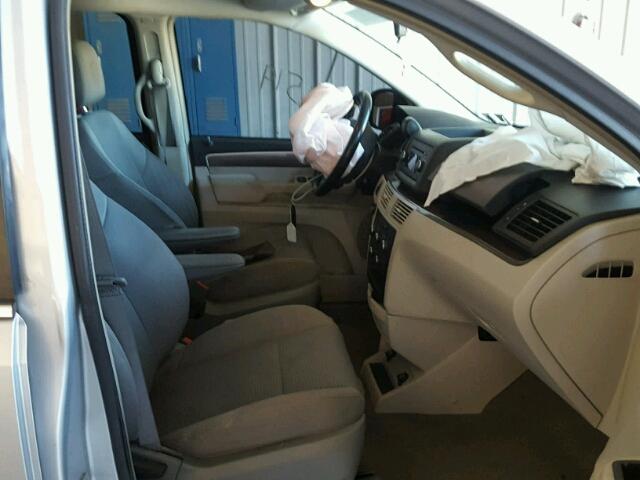 2V4RW4DG5BR669769 - 2011 VOLKSWAGEN ROUTAN S SILVER photo 5