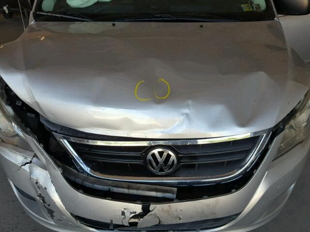 2V4RW4DG5BR669769 - 2011 VOLKSWAGEN ROUTAN S SILVER photo 7