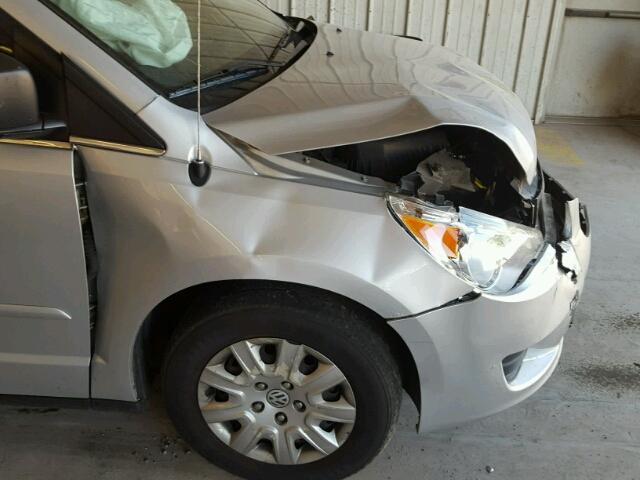 2V4RW4DG5BR669769 - 2011 VOLKSWAGEN ROUTAN S SILVER photo 9