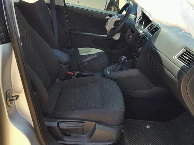 3VW2K7AJ4DM309568 - 2013 VOLKSWAGEN JETTA BASE Արծաթագույն լուսանկար 5