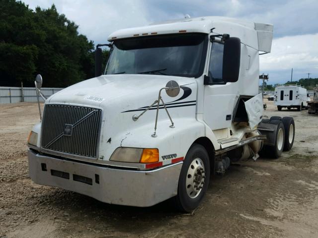 4V4ND1RJ8YN792817 - 2000 VOLVO VN WHITE photo 2