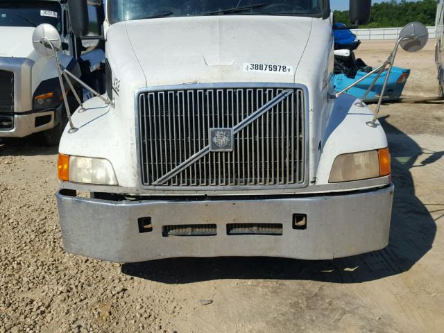 4V4ND1RJ8YN792817 - 2000 VOLVO VN WHITE photo 7