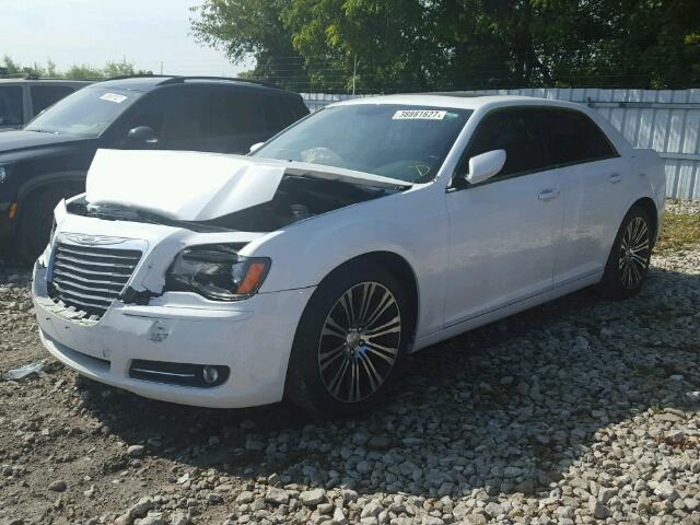 2C3CCABG5DH714426 - 2013 CHRYSLER 300 WHITE photo 2