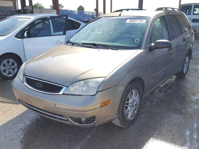 1FAFP36N75W211572 - 2005 FORD FOCUS ZXW TAN photo 2