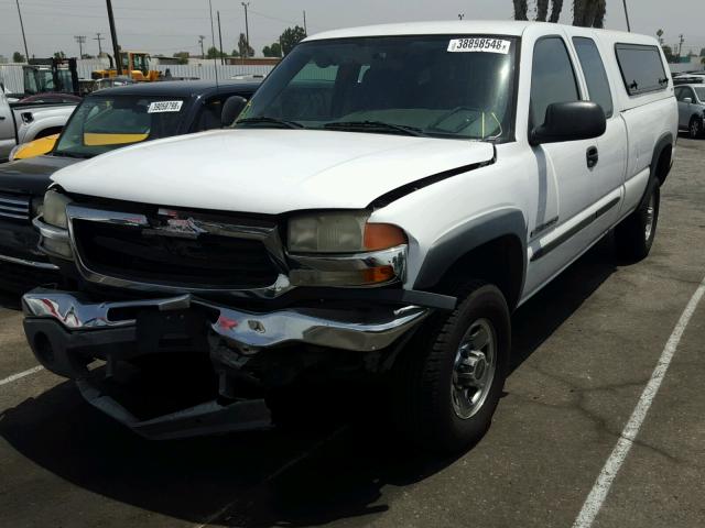 1GTHC29U15E112988 - 2005 GMC SIERRA C25 WHITE photo 2