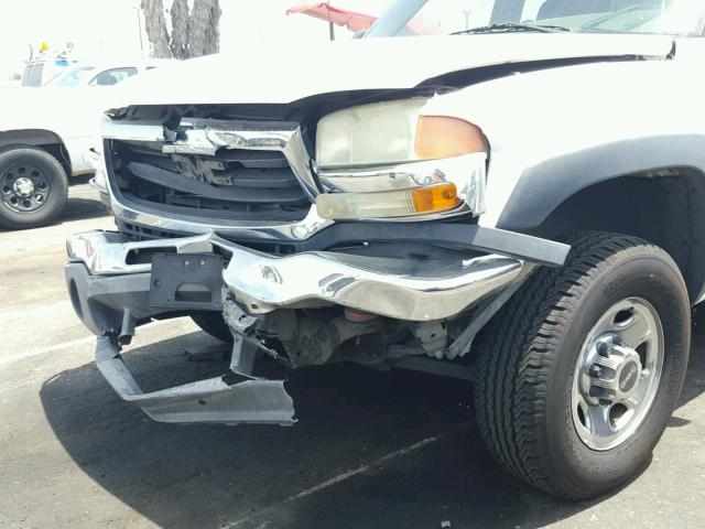 1GTHC29U15E112988 - 2005 GMC SIERRA C25 WHITE photo 9