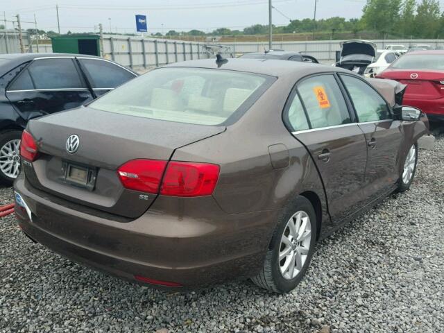 3VWB07AJ2EM432096 - 2014 VOLKSWAGEN JETTA SE BROWN photo 4