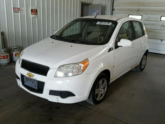 KL1TD66E89B671612 - 2009 CHEVROLET AVEO LS WHITE photo 2