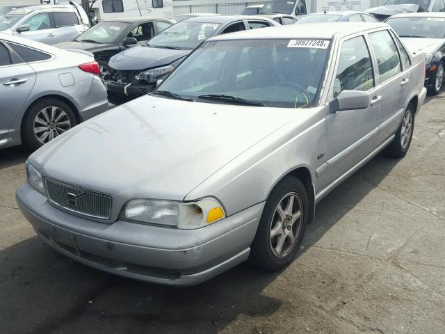 YV1LS5574W1522699 - 1998 VOLVO S70 SILVER photo 2