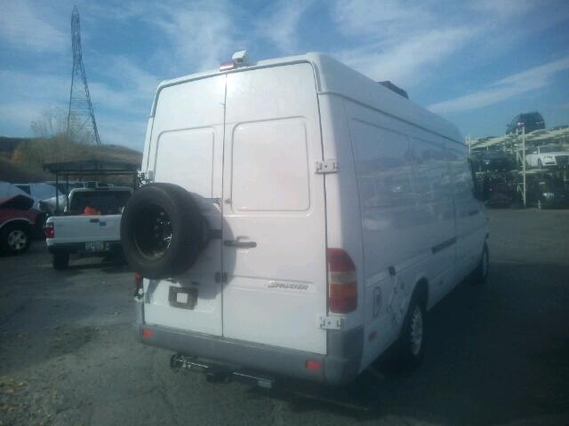 WD2YD341925309742 - 2002 FREIGHTLINER SPRINTER WHITE photo 4