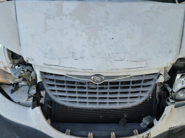 1C4GJ25B22B568680 - 2002 CHRYSLER VOYAGER WHITE photo 7