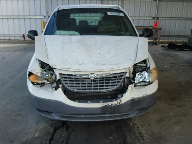 1C4GJ25B22B568680 - 2002 CHRYSLER VOYAGER WHITE photo 9