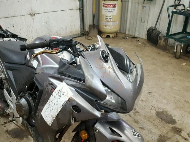 MLHPC4460F5201322 - 2015 HONDA CBR500 R SILVER photo 9