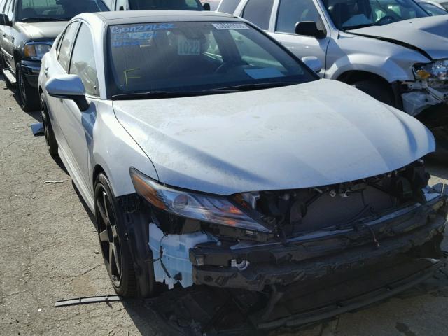 4T1B61HK0JU082000 - 2018 TOYOTA CAMRY XSE WHITE photo 1