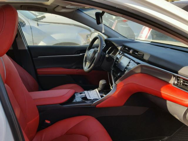 4T1B61HK0JU082000 - 2018 TOYOTA CAMRY XSE WHITE photo 5