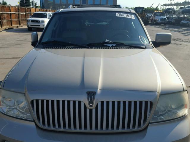 5LMFU28R04LJ24702 - 2004 LINCOLN NAVIGATOR 金色 照片 9