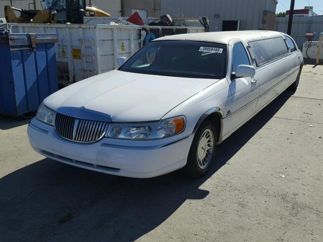 1L1FM81W6YY883855 - 2000 LINCOLN TOWN CAR E WHITE photo 2