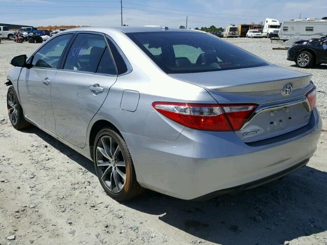 4T1BF1FK8HU328790 - 2017 TOYOTA CAMRY SILVER photo 3