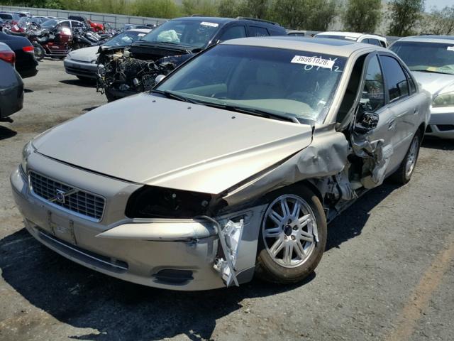 YV1TS59H341381804 - 2004 VOLVO S80 2.5T GOLD photo 2