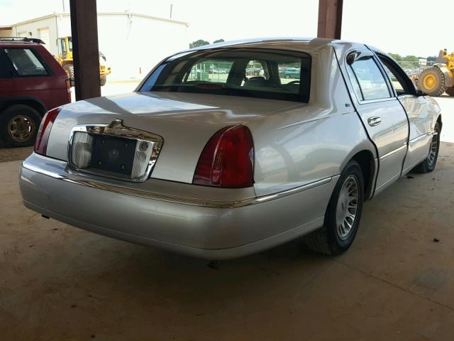 1LNFM83W1XY606475 - 1999 LINCOLN TOWN CAR C SILVER photo 4