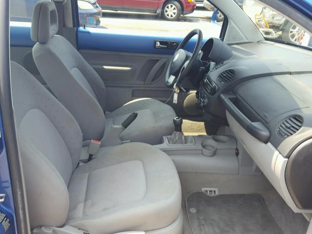 3VWBB61CXWM026252 - 1998 VOLKSWAGEN NEW BEETLE ნაცრისფერი ფოტო 5