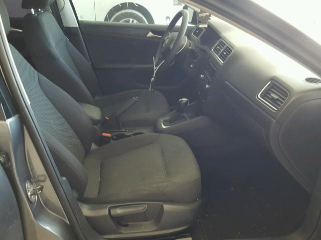 3VW2K7AJ8EM239302 - 2014 VOLKSWAGEN JETTA BASE Մոխրագույն լուսանկար 5