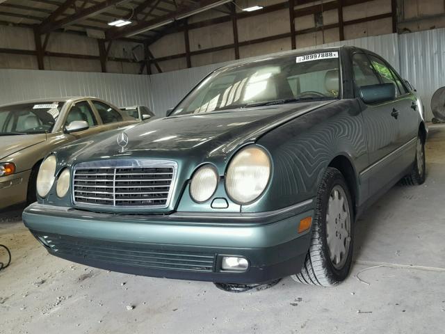 WDBJF55F2TJ004559 - 1996 MERCEDES-BENZ E 320 GREEN photo 2