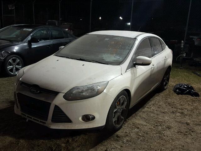 1FAHP3J21CL400285 - 2012 FORD FOCUS WHITE photo 2